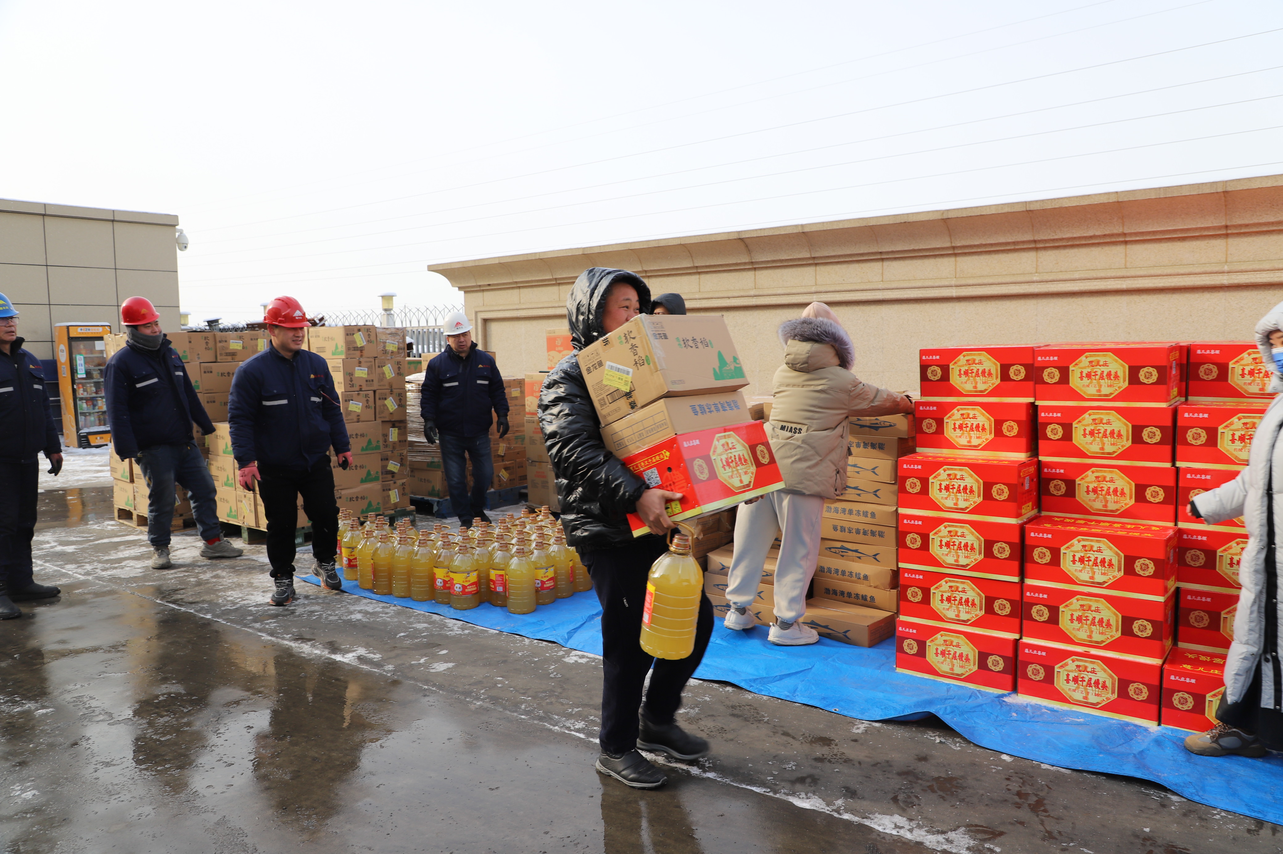 瑞豐達年貨發放｜禮載溫情，共赴馬年新程
